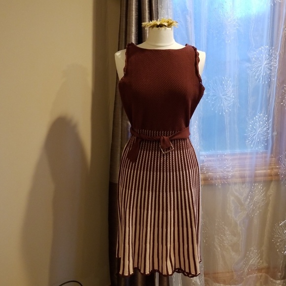 Beautiful belted dress size medium - Picture 8 of 8